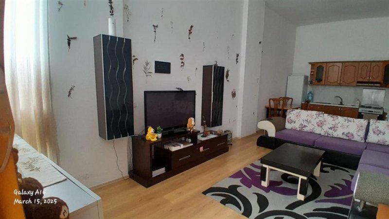 Tirane, jepet me qera apartament 1+1 Kati 2, 50 m² 350 € (FRESKU)