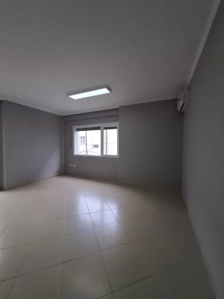 Tirane, jepet me qera zyre Kati 1, 95 m² 800 € (Jeronim De Rada)