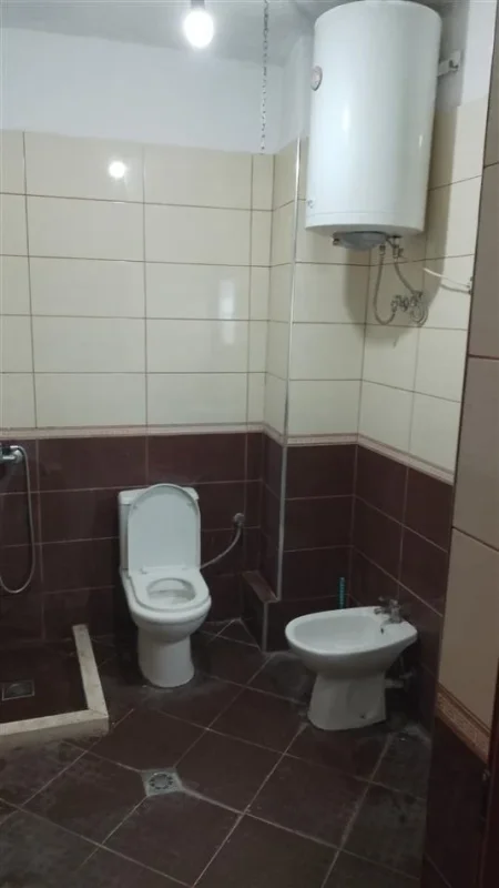 Tirane, jepet me qera apartament 2+1+Ballkon Kati 6, 100 m² 500 € (PALLATI ME SHIGJETA)