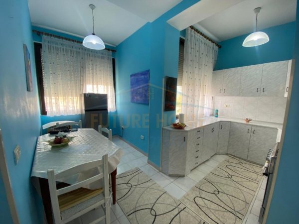 Tirane, jepet me qera apartament 2+1+Ballkon Kati 5, 100 m² 520 € (Ali Demi, Tiranë.)