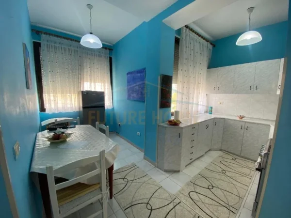 Tirane, jepet me qera apartament 2+1+Ballkon Kati 5, 100 m² 520 € (Ali Demi, Tiranë.)