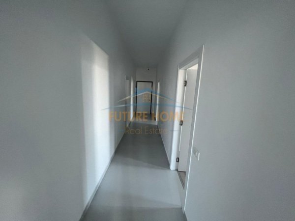 Tirane, jepet me qera ambjent biznesi Kati 8, 120 m² 800 € (SQUARE 21)
