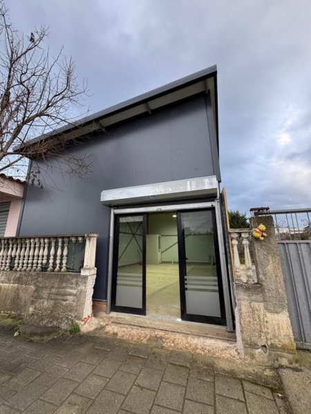 Durres, jepet me qera ambjent biznesi , 70 m² (Rruga "Aleksander Goga"..Spitalle ...(Perballe Mermer Oneda))