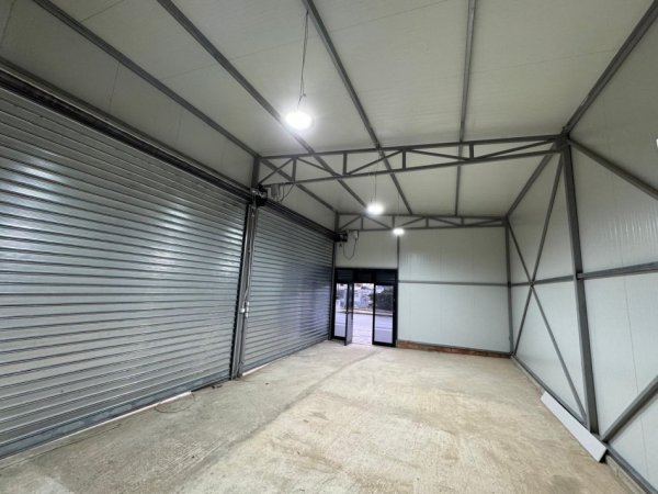 Durres, jepet me qera ambjent biznesi , 70 m² (Rruga "Aleksander Goga"..Spitalle ...(Perballe Mermer Oneda))