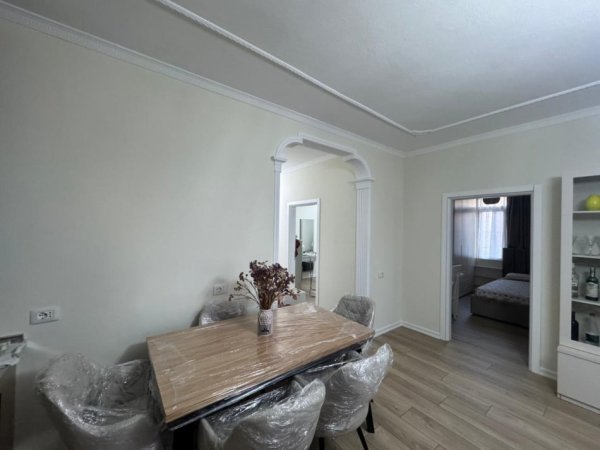 Tirane, jepet me qera apartament 3+1+Aneks+Ballkon Kati 3, 130 m² 1.500 € 