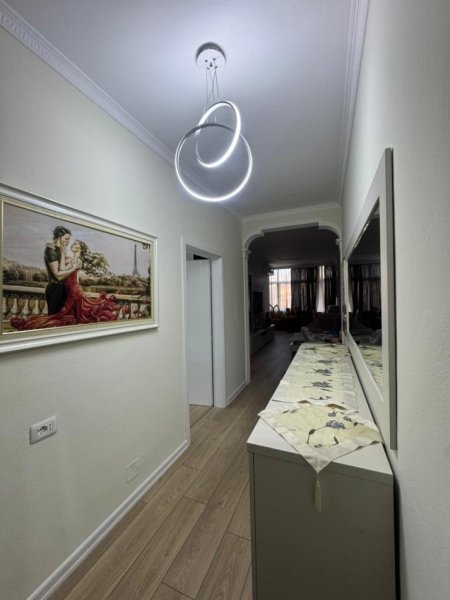 Tirane, jepet me qera apartament 3+1+Aneks+Ballkon Kati 3, 130 m² 1.500 € 