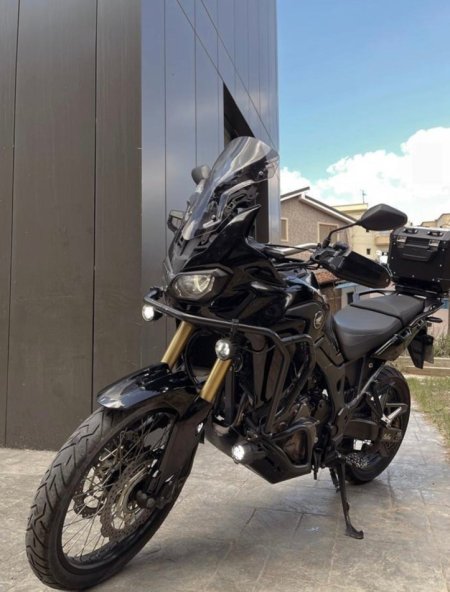 Tirane, shitet motor Honda africa , e zeze 37.000 km 10.000 €