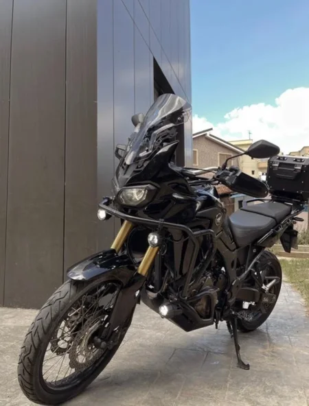 Tirane, shitet motor Honda africa , e zeze 37.000 km 10.000 €