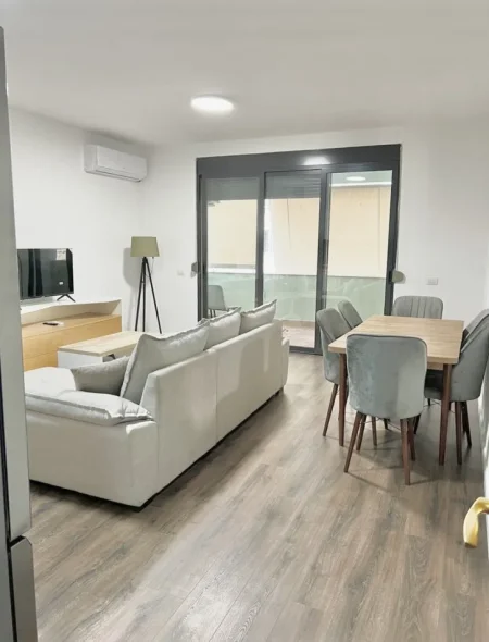 Tirane, jap me qera apartament 3+1+Ballkon Kati 4, 900 € (Rruga ibrahim kodra)