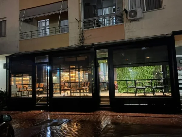 Tirane, jepet me qera lokal i kompletuar dhe i gatshem me celsa ne dore!  120 m² ambjenti brenda dhe 40m² jashte! Cmimi: 980 € (Kompleksi Fratari, Kashar)