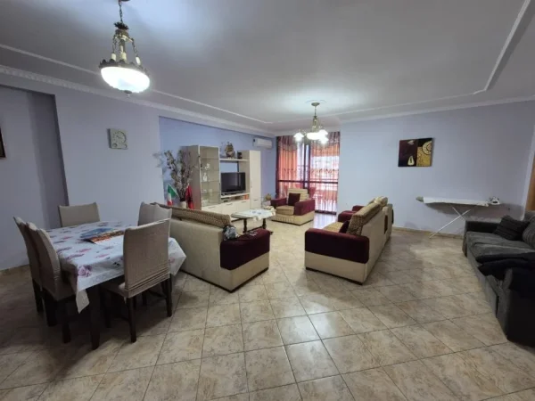 Tirane, jepet me qera apartament 2+1+Ballkon Kati 5, 125 m² 650 € (Prane Hotel Mondial, 21 Dhjetori, Tirane.)