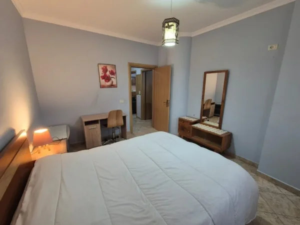 Tirane, jepet me qera apartament 2+1+Ballkon Kati 5, 125 m² 650 € (Prane Hotel Mondial, 21 Dhjetori, Tirane.)