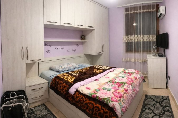 Tirane, jepet me qera apartament 2+1+Ballkon Kati 3, 75 m² 600 € (Sheshi Wilson)