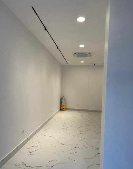 Tirane, jepet me qera dyqan , 38 m² 900 € (RRUGA MINE PEZA)