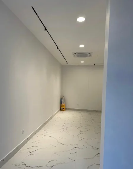 Tirane, jepet me qera dyqan , 38 m² 900 € (RRUGA MINE PEZA)