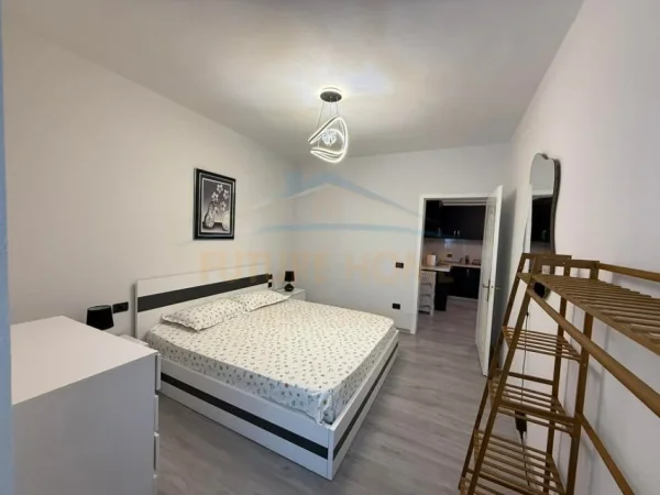 Tirane, jepet me qera apartament 1+1+Ballkon Kati 7, 70 m² 450 € (Unaza e Re)