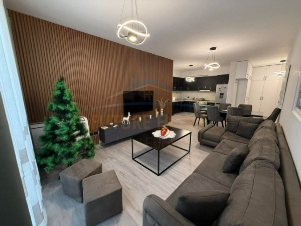 Tirane, jepet me qera apartament 1+1+Ballkon Kati 7, 70 m² 450 € (Unaza e Re)