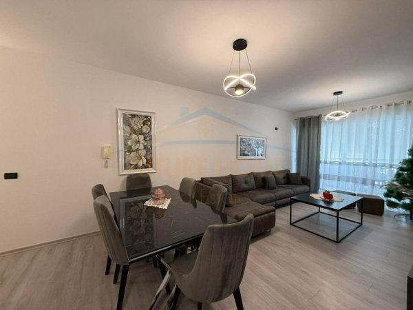 Tirane, jepet me qera apartament 1+1+Ballkon Kati 7, 70 m² 450 € (Unaza e Re)
