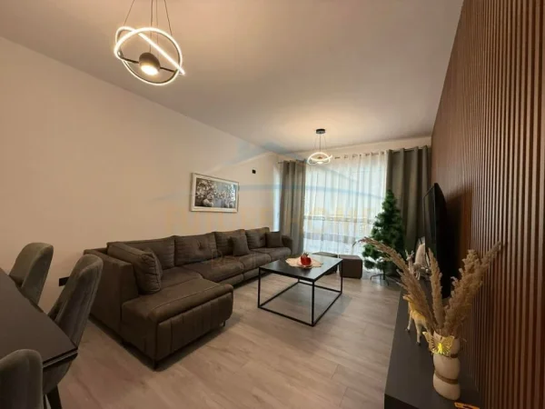 Tirane, jepet me qera apartament 1+1+Ballkon Kati 7, 70 m² 450 € (Unaza e Re)