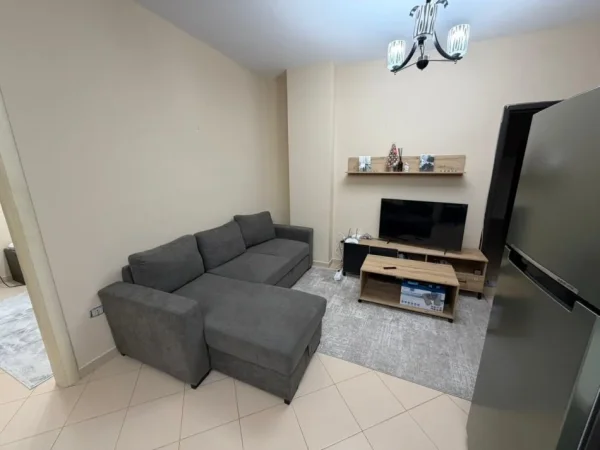 Tirane, jap me qera apartament 1+1+Ballkon Kati 2, 60 m² 550 € (Liqeni i Thate, kompleksi Ferrari)