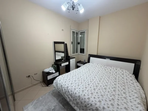 Tirane, jap me qera apartament 1+1+Ballkon Kati 2, 60 m² 550 € (Liqeni i Thate, kompleksi Ferrari)