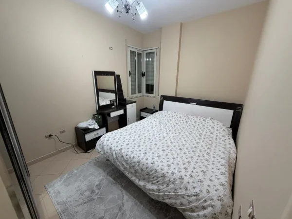 Tirane, jap me qera apartament 1+1+Ballkon Kati 2, 60 m² 550 € (Liqeni i Thate, kompleksi Ferrari)