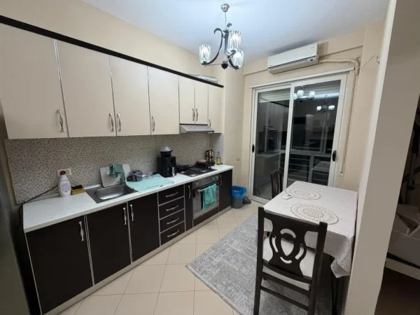 Tirane, jap me qera apartament 1+1+Ballkon Kati 2, 60 m² 550 € (Liqeni i Thate, kompleksi Ferrari)