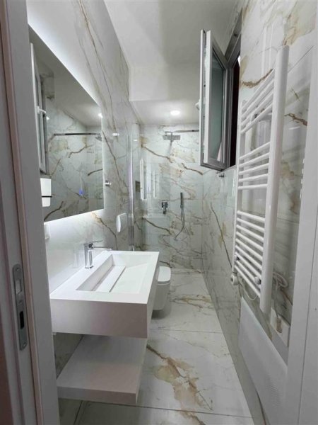 Tirane, jepet me qera apartament 1+1+Ballkon Kati 2, 68 m² 600 € (Përballë Delijorgjit)