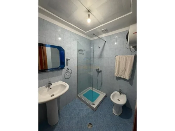 Tirane, jepet me qera apartament 2+1+Ballkon Kati 6, 104 m² 900 € (Rruga e Kavajës, prane Kompleksit Delijorgji.)