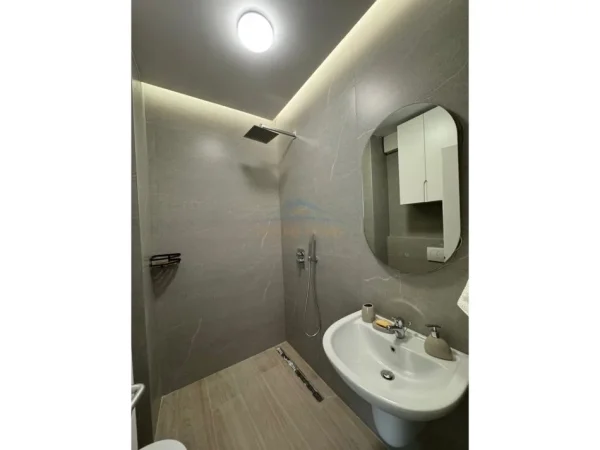 Tirane, jepet me qera apartament 2+1+Ballkon Kati 10, 119 m² 1.250 € (Pazari i Ri, Tirane)