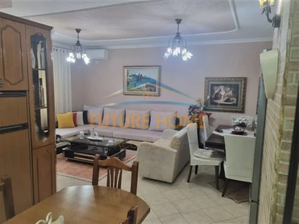 Tirane, jepet me qera apartament 2+1+Ballkon Kati 7, 102 m² 750 € (Rruga e Barrikadave)