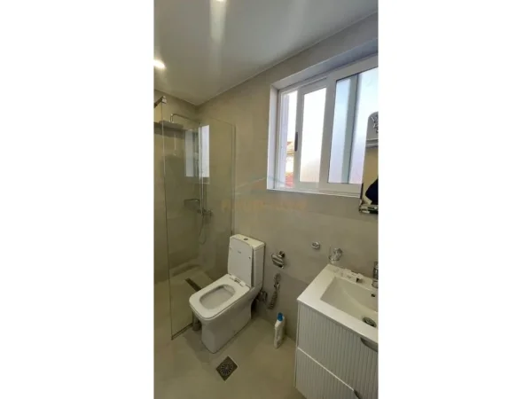 Tirane, jepet me qera apartament 2+1+Ballkon Kati 2, 53 m² 600 € (Siri Kodra, Tiranë)