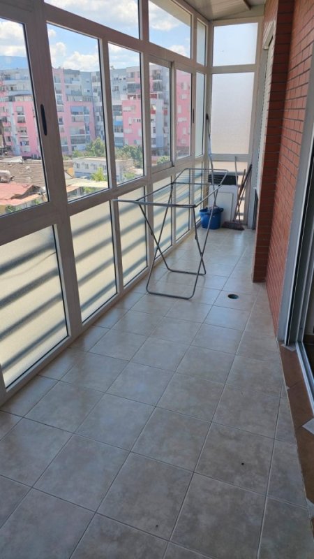 Tirane, jepet me qera apartament 2+1+Ballkon , 85 m² 600 € (Berryli)