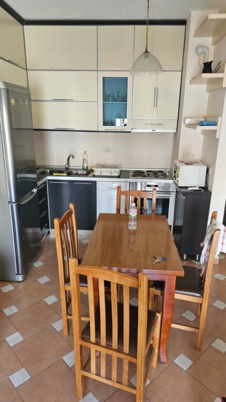 Tirane, jepet me qera apartament 2+1+Ballkon , 85 m² 600 € (Berryli)