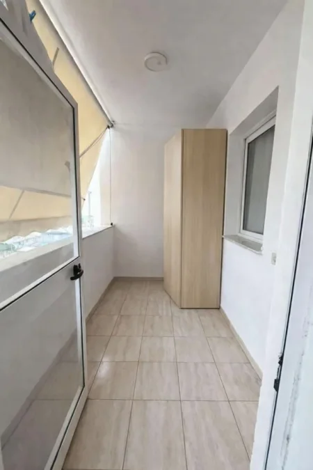 Tirane, shitet apartament 1+1+Ballkon Kati 6, 64 m² 78.000 € (Fushe-Mezez mrapa Ardenos me ashensor i mobiluar)