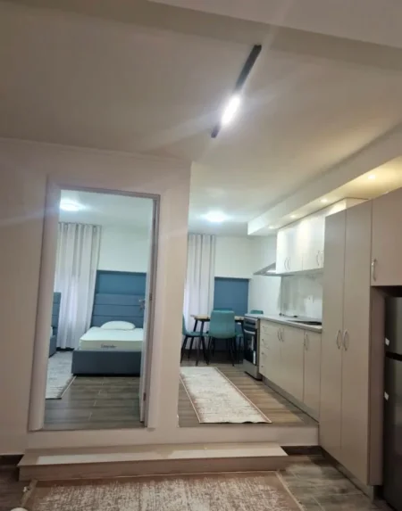 Tirane, jepet me qera apartament 2+1 Kati 0, 84 m² 700 € (stacioni i trenit)