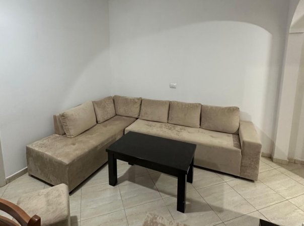 Tirane, jepet me qera Vile 1+1 Kati 1, 80 m² (Ish Dogana ,Pran Rruges Kryesore)