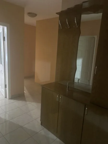 Tirane, jepet me qera apartament 2+1+Aneks+Ballkon Kati 4, 110 m² 500 € (blloku gintash afer postes)