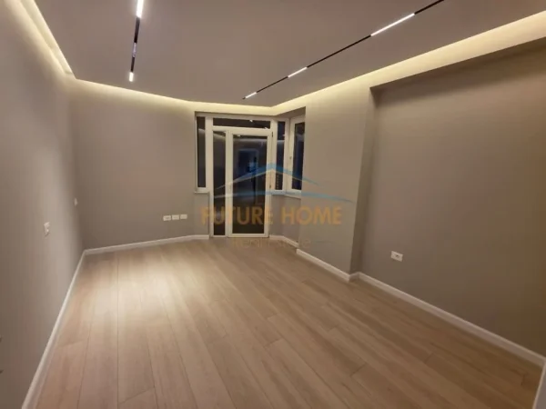 Tirane, shitet apartament 2+1+Ballkon Kati 8, 112 m² 320.000 € (Ish Ekspozita, Tiranë)