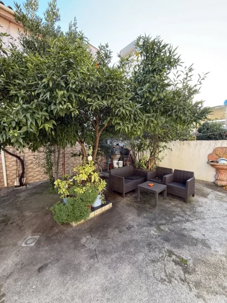 Tirane, jepet me qera Vile 2 Katshe , 150 m² 