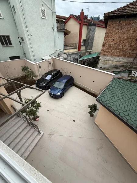 Tirane, jepet me qera ambjent biznesi Kati 0, 135 m² 2.000 € 