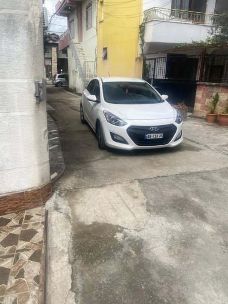 Tirane, shes makine Hyundai i30 Nafte, e bardhë manuale Kondicioner 100.000 km 5.000 €