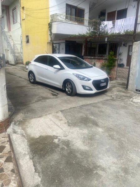 Tirane, shes makine Hyundai i30 Nafte, e bardhë manuale Kondicioner 100.000 km 5.000 €