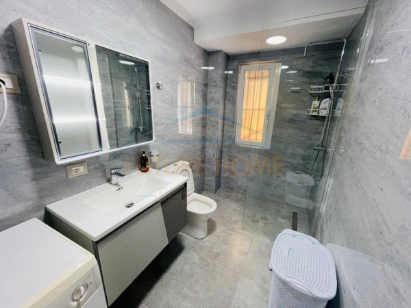 Tirane, jepet me qera apartament 2+1+Ballkon Kati 4, 68 m² 850 € (Bllok, Garda, Tiranë.)