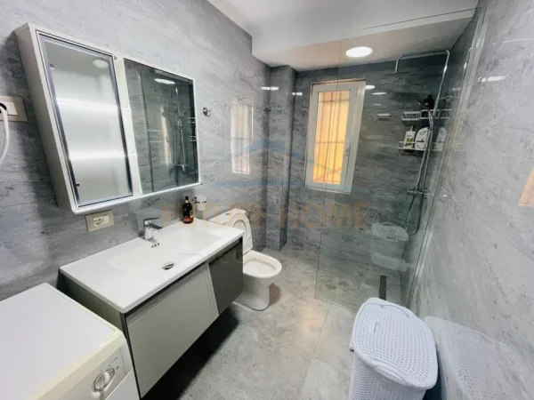 Tirane, jepet me qera apartament 2+1+Ballkon Kati 4, 68 m² 850 € (Bllok, Garda, Tiranë.)