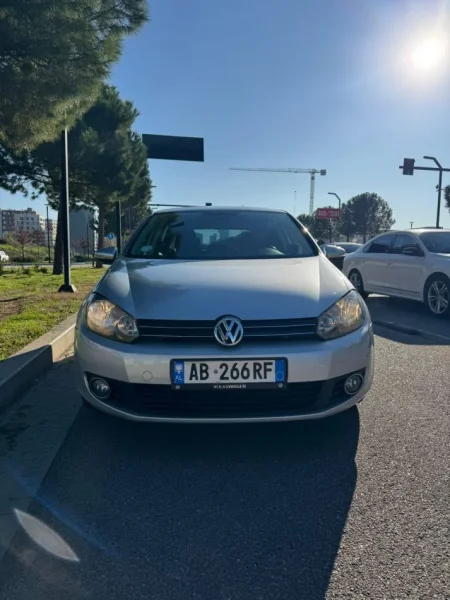 Tirane, shes makine Volkswagen Golf 6 , gri metalizato automatik Kondicioner 253.006 km 5.600 €