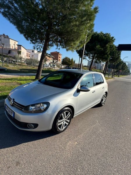 Tirane, shes makine Volkswagen Golf 6 , gri metalizato automatik Kondicioner 253.006 km 5.600 €