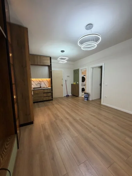 Tirane, jepet me qera apartament 1+1 Kati 5, 70 m² 750 € (Komuna e Parisit)