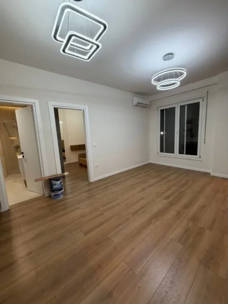 Tirane, jepet me qera apartament 1+1 Kati 5, 70 m² 750 € (Komuna e Parisit)