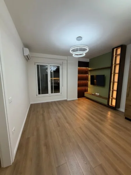 Tirane, jepet me qera apartament 1+1 Kati 5, 70 m² 750 € (Komuna e Parisit)